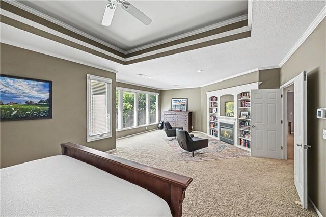 8033 Clearwater Drive, Parkville, MO 64152