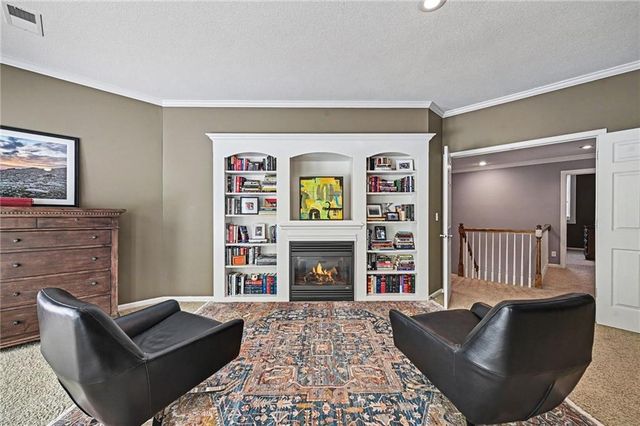 8033 Clearwater Drive, Parkville, MO 64152