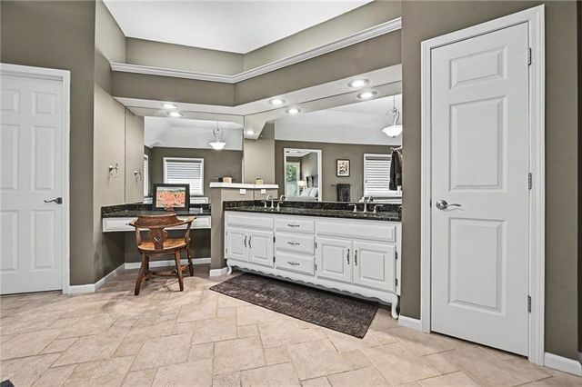 8033 Clearwater Drive, Parkville, MO 64152