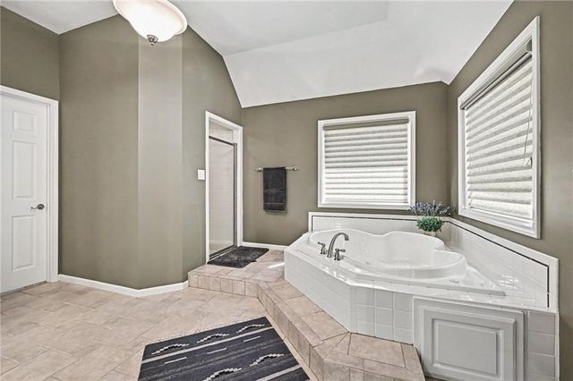 8033 Clearwater Drive, Parkville, MO 64152