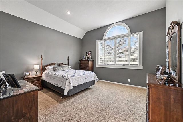 8033 Clearwater Drive, Parkville, MO 64152