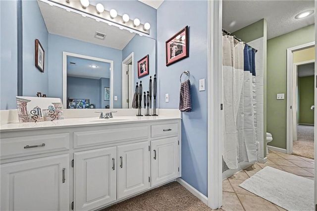 8033 Clearwater Drive, Parkville, MO 64152