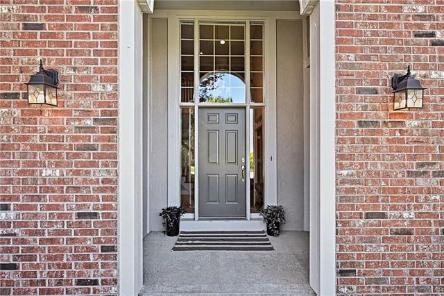8033 Clearwater Drive, Parkville, MO 64152