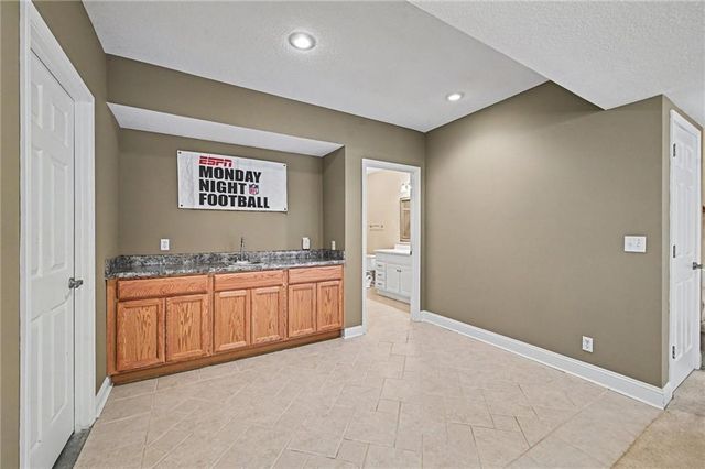 8033 Clearwater Drive, Parkville, MO 64152
