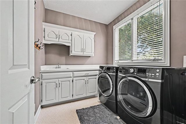 8033 Clearwater Drive, Parkville, MO 64152