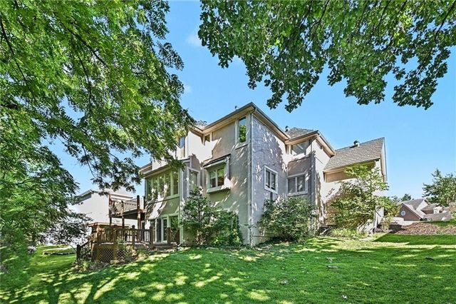 8033 Clearwater Drive, Parkville, MO 64152