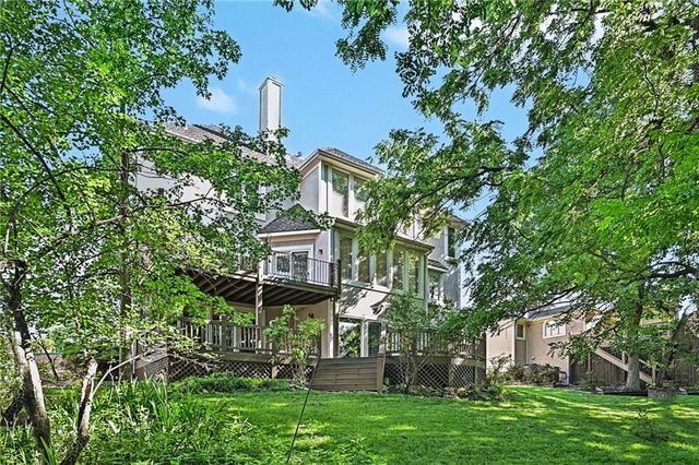 8033 Clearwater Drive, Parkville, MO 64152