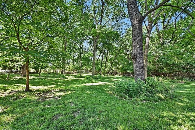 8033 Clearwater Drive, Parkville, MO 64152