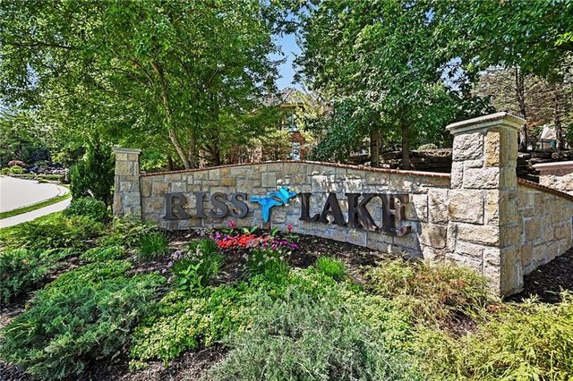 8033 Clearwater Drive, Parkville, MO 64152