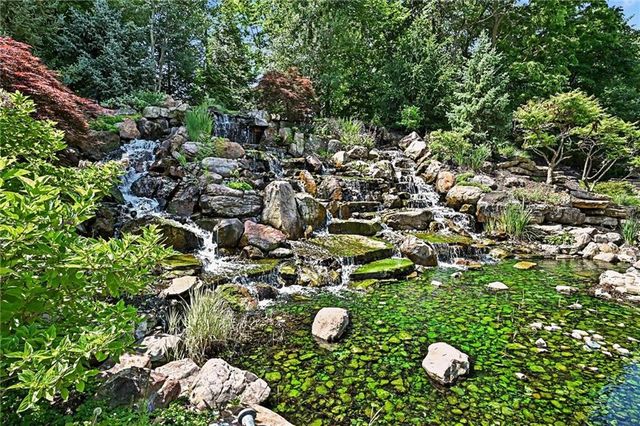 8033 Clearwater Drive, Parkville, MO 64152