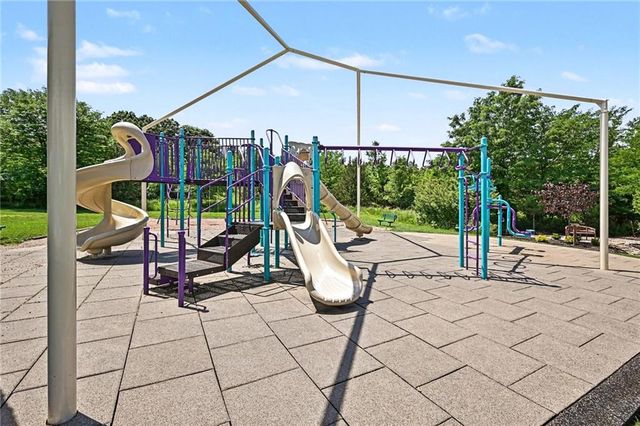 8033 Clearwater Drive, Parkville, MO 64152