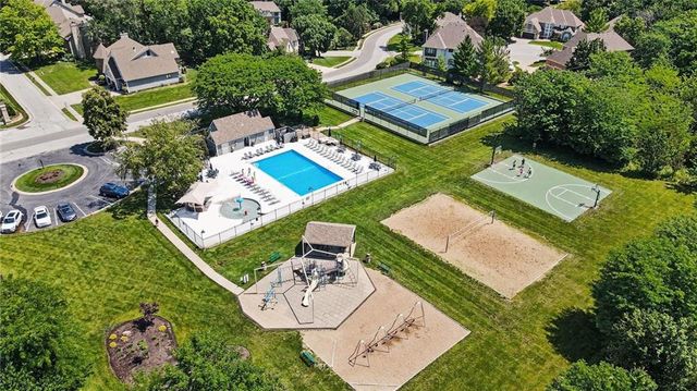 8033 Clearwater Drive, Parkville, MO 64152