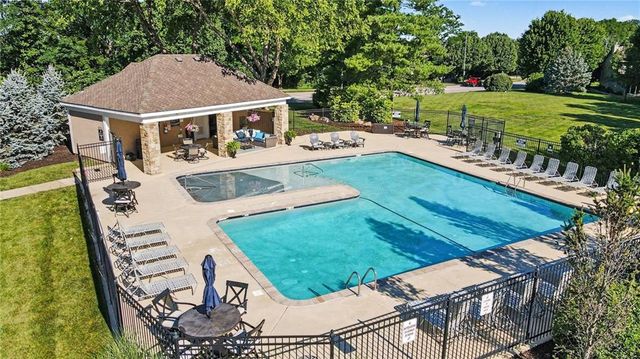 8033 Clearwater Drive, Parkville, MO 64152