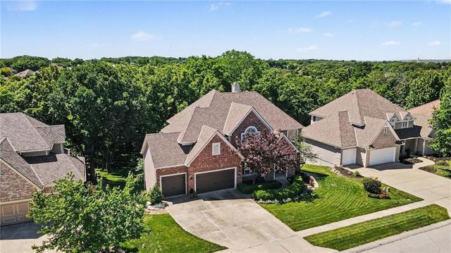 8033 Clearwater Drive, Parkville, MO 64152