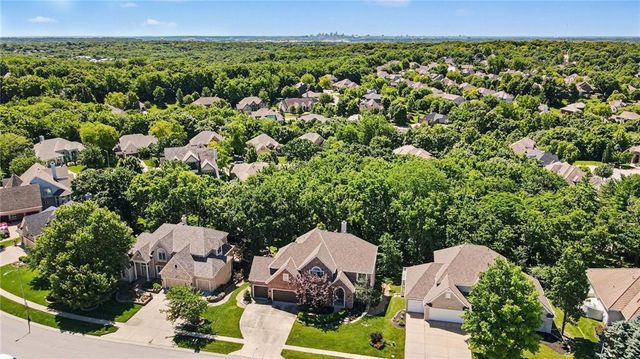 8033 Clearwater Drive, Parkville, MO 64152