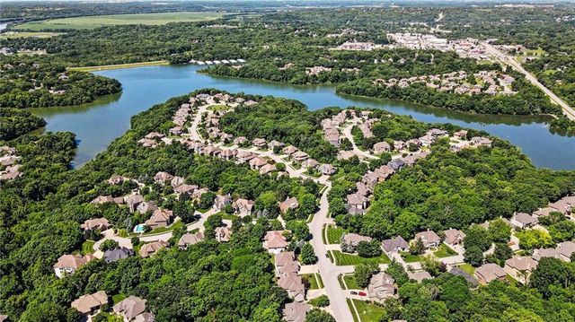 8033 Clearwater Drive, Parkville, MO 64152
