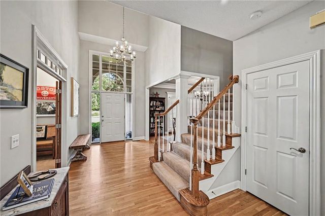 8033 Clearwater Drive, Parkville, MO 64152