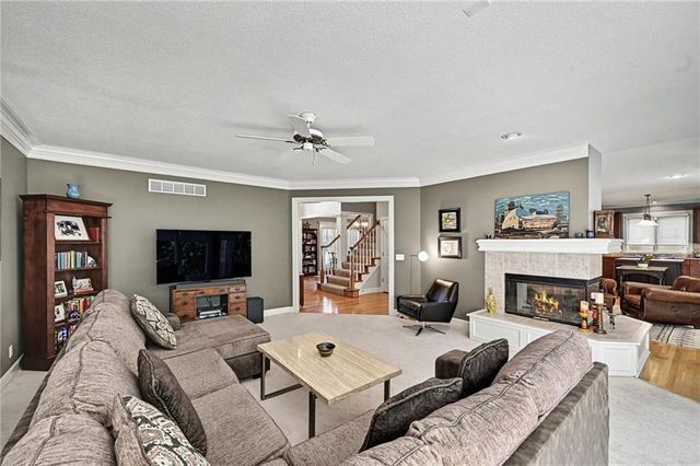 8033 Clearwater Drive, Parkville, MO 64152