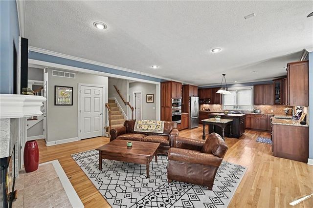 8033 Clearwater Drive, Parkville, MO 64152