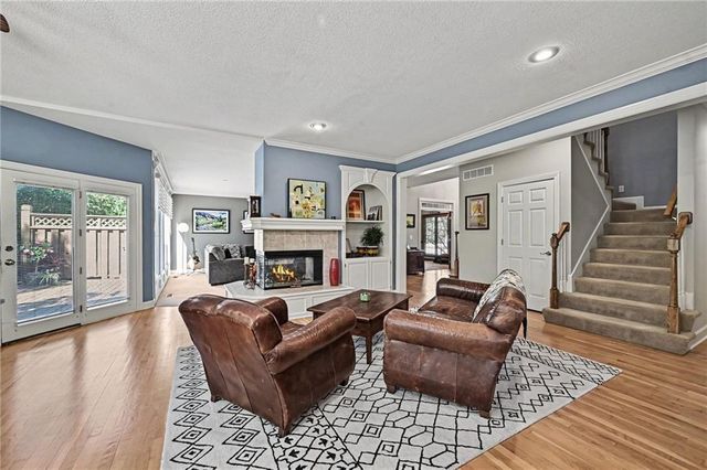 8033 Clearwater Drive, Parkville, MO 64152