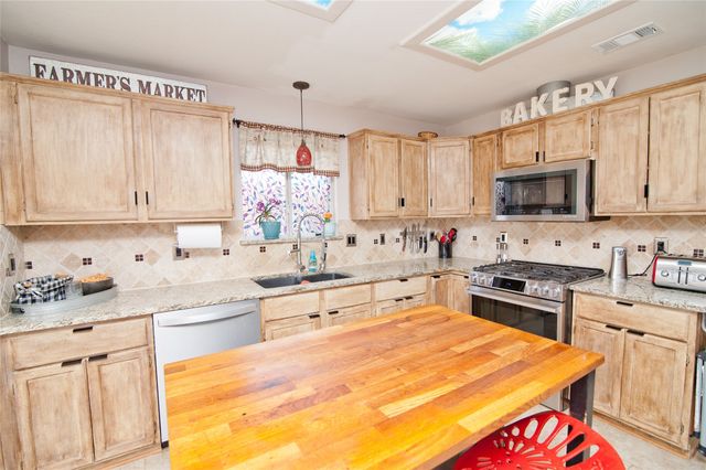 757 Winding Oak Bend, Lake Dallas, TX 75065