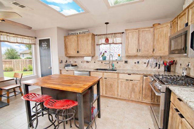 757 Winding Oak Bend, Lake Dallas, TX 75065