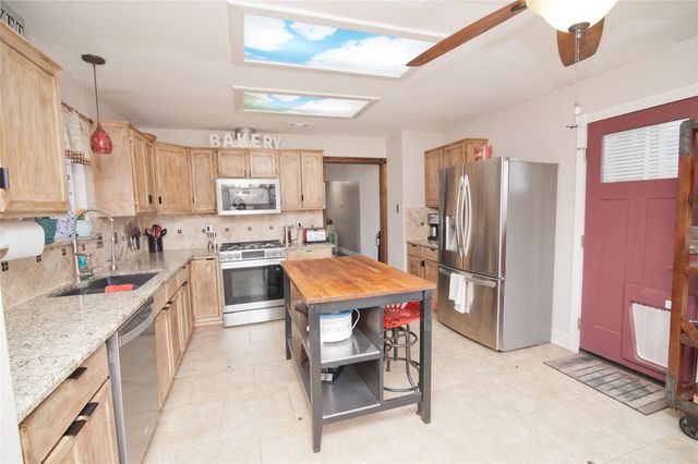 757 Winding Oak Bend, Lake Dallas, TX 75065