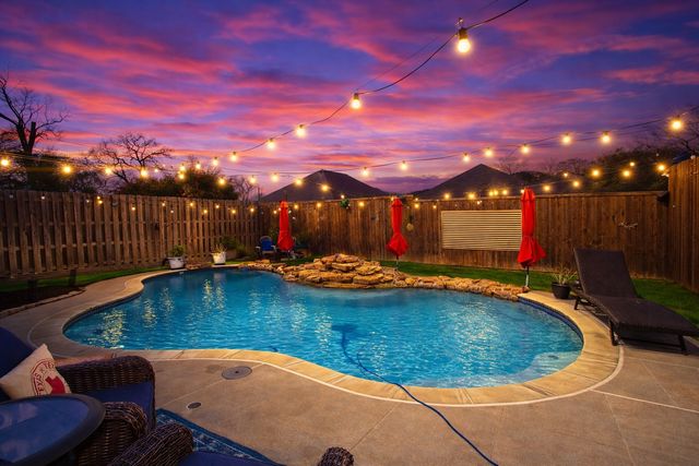 757 Winding Oak Bend, Lake Dallas, TX 75065