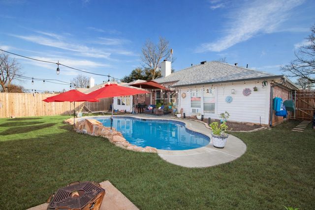 757 Winding Oak Bend, Lake Dallas, TX 75065