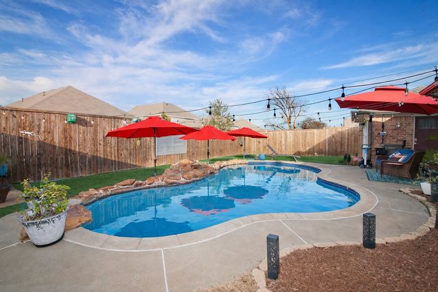 757 Winding Oak Bend, Lake Dallas, TX 75065