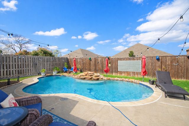 757 Winding Oak Bend, Lake Dallas, TX 75065