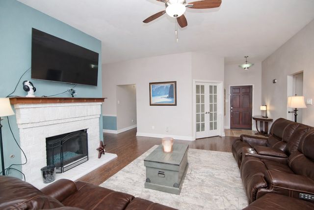 757 Winding Oak Bend, Lake Dallas, TX 75065