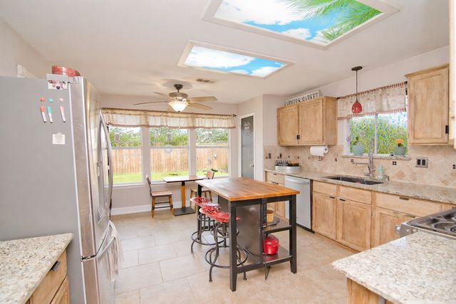 757 Winding Oak Bend, Lake Dallas, TX 75065