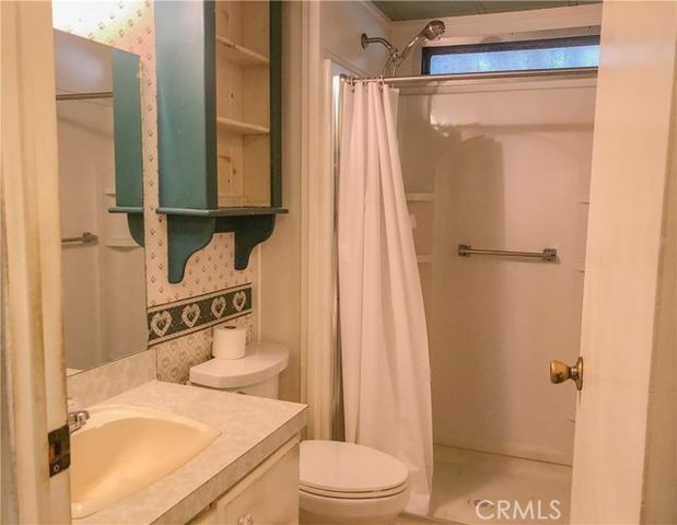 400 E Roberts 99, Bakersfield, CA 93308