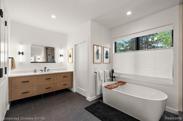 4740 W Wickford, Bloomfield Hills, MI 48302