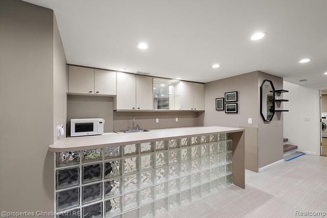 4740 W Wickford, Bloomfield Hills, MI 48302
