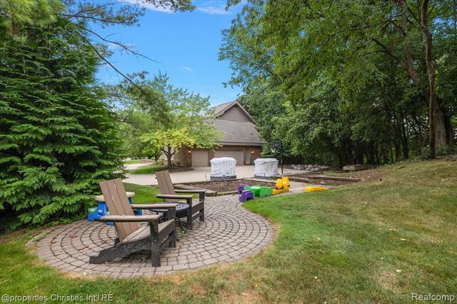 4740 W Wickford, Bloomfield Hills, MI 48302