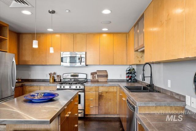 2399 E Riverwalk Dr. B-4, 202, Boise, ID 83706