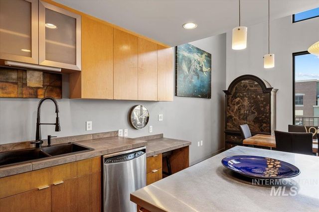 2399 E Riverwalk Dr. B-4, 202, Boise, ID 83706