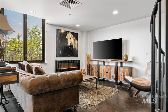 2399 E Riverwalk Dr. B-4, 202, Boise, ID 83706
