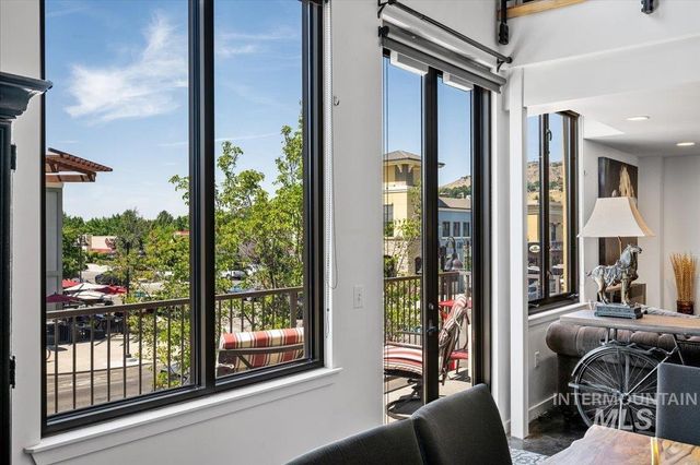 2399 E Riverwalk Dr. B-4, 202, Boise, ID 83706