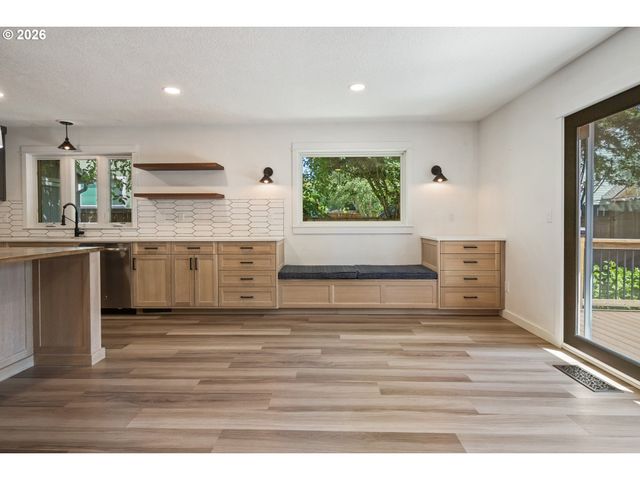 6422 Sw ROUNDTREE Ct, Portland, OR 97219