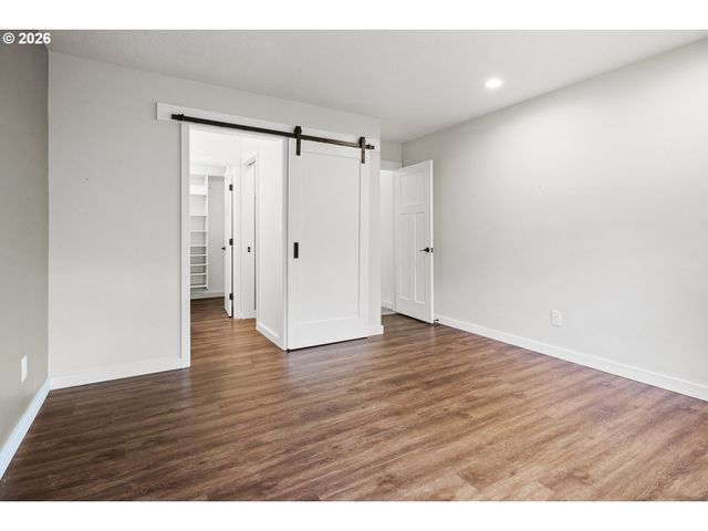 6422 Sw ROUNDTREE Ct, Portland, OR 97219