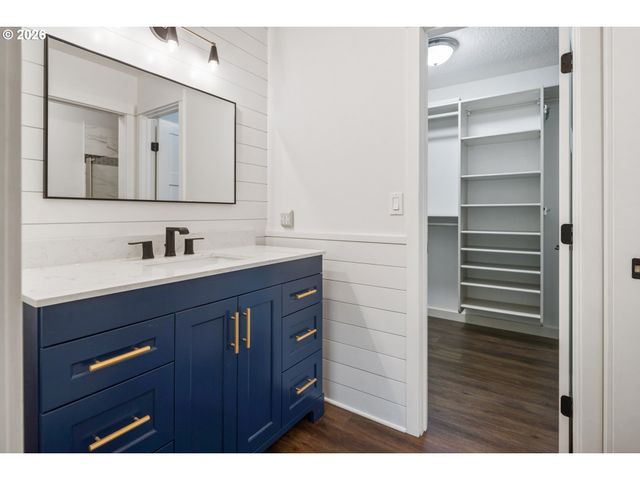 6422 Sw ROUNDTREE Ct, Portland, OR 97219