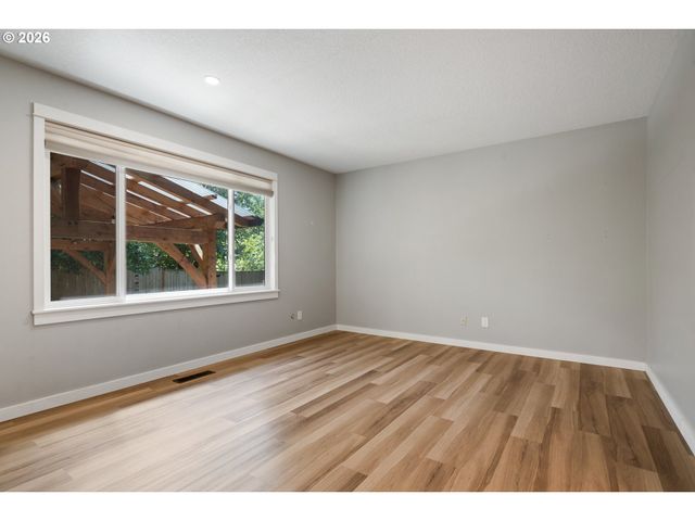 6422 Sw ROUNDTREE Ct, Portland, OR 97219