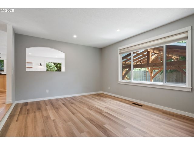 6422 Sw ROUNDTREE Ct, Portland, OR 97219