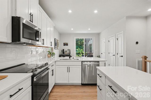 300 Twinflower Lane, Charlotte, NC 28205