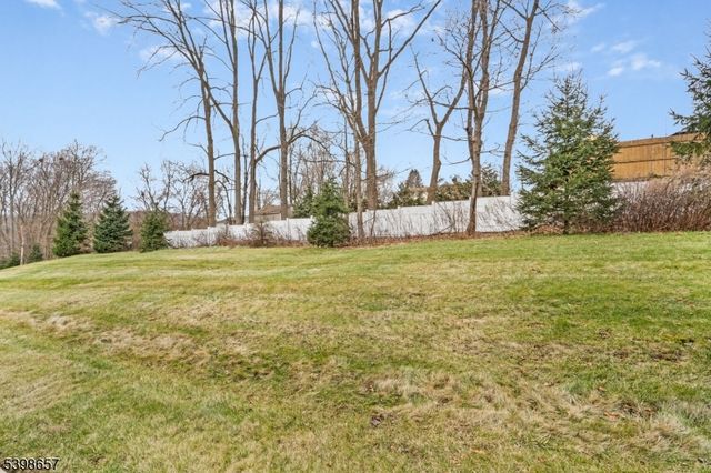 21 Gregg Ct, Newton Town, NJ 07860