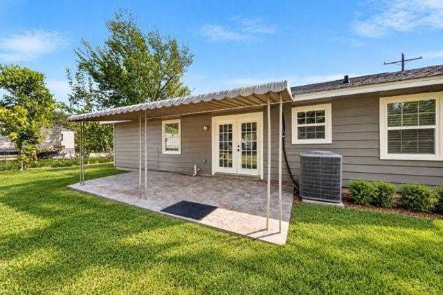 201 Inwood Ln, Highlands, TX 77562