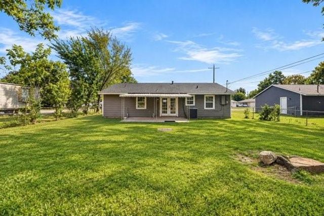 201 Inwood Ln, Highlands, TX 77562